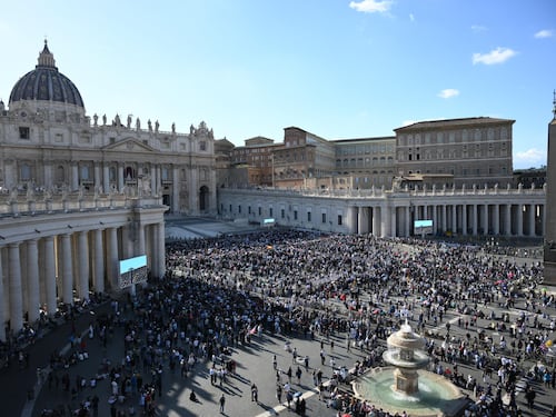 Violenza sessuale al collega giornalista durante il Conclave. Prete a processo