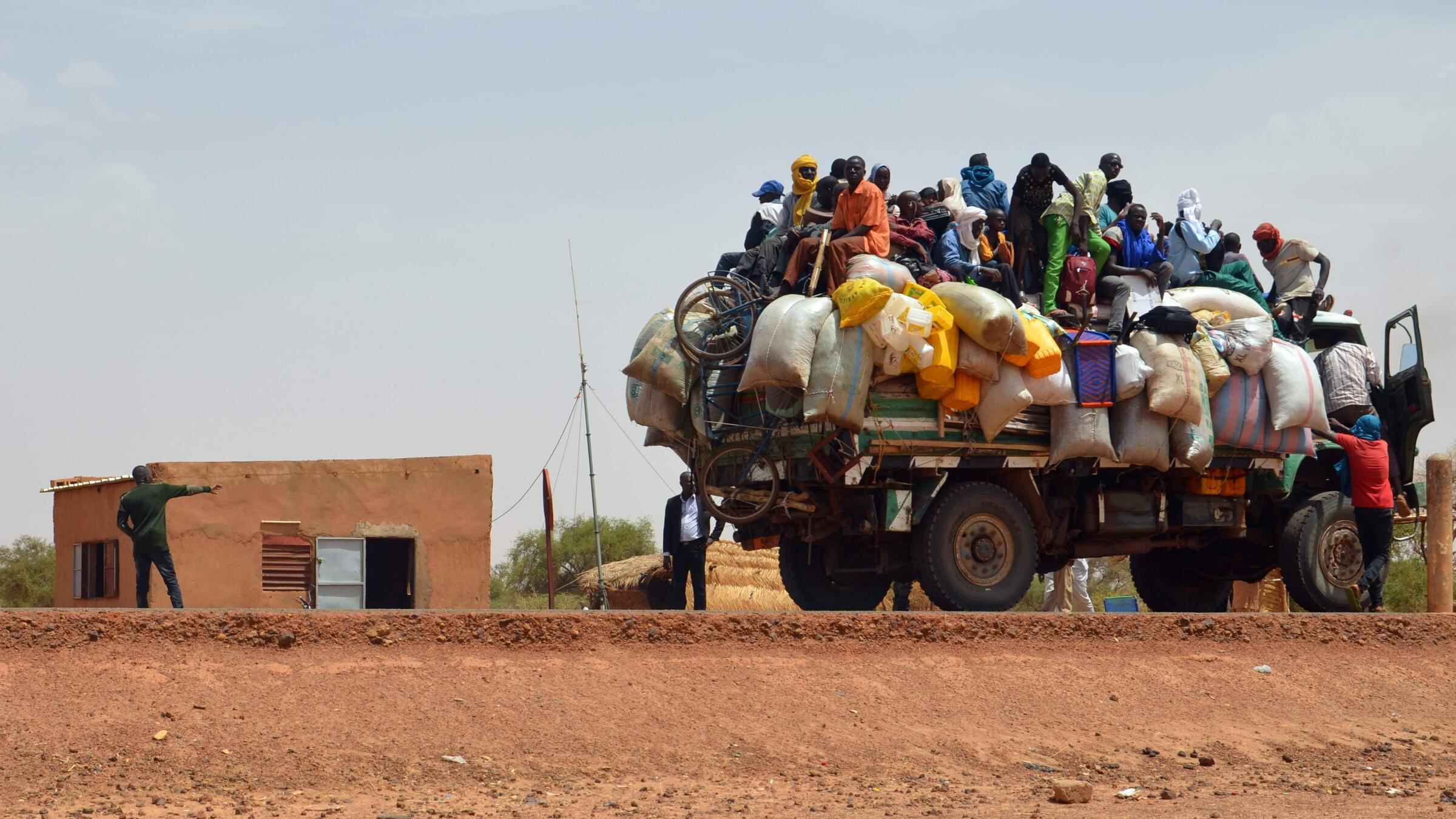 La grande marcia dei migranti sfruttata da politici e media