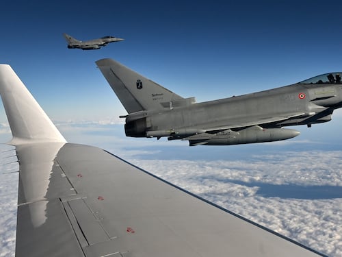 Tensione nel Baltico: caccia britannici intercettano aerei e jet russi