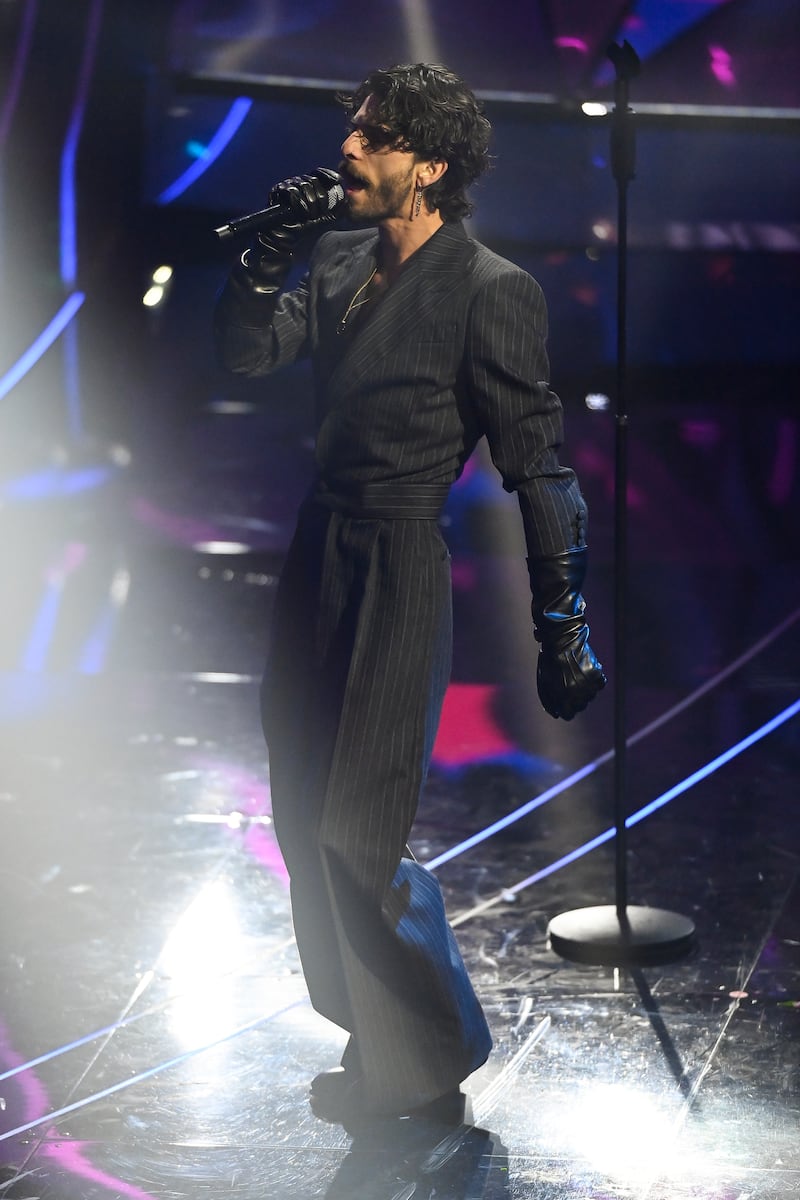 Sanremo 2024: ecco il look della prima serata del Festival dai Santi Francesi 5