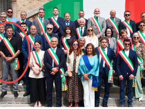 Sindaco indossa una camicia nera alla festa della Repubblica. Anpi: "Offende la memoria"