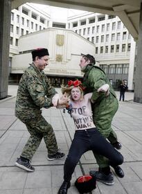 Simferopoli, le Femen protestano contro Putin 16
