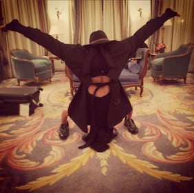 Lo yoga hot della moglie di Alec Baldwin 3