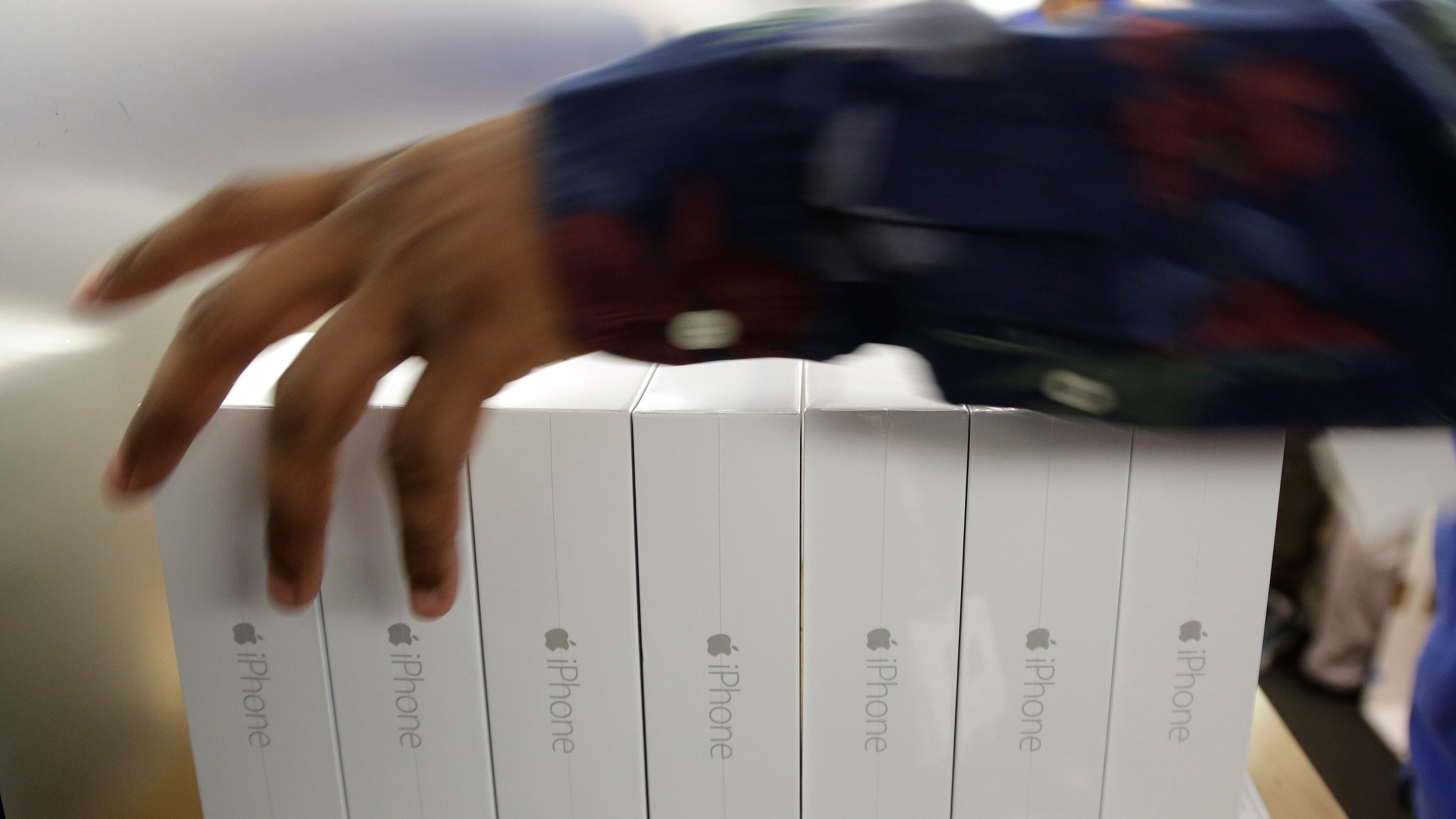 iPhone 6, da mezzanotte è attivo il servizio Prenota e ritira