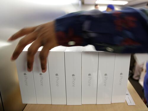 iPhone 6, da mezzanotte è attivo il servizio Prenota e ritira