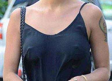Belen a Milano fa shopping senza intimo 1