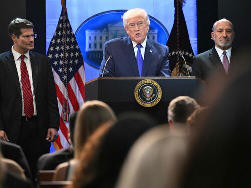 Trump tira dritto e rilancia: "Dazi globali al 15% con effetto immediato"