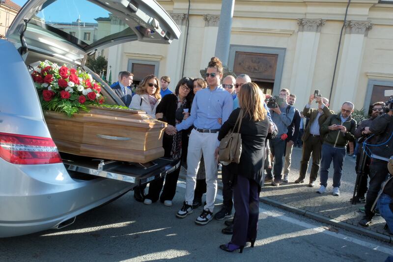 L'ultimo saluto a Matilde Lorenzi: le immagini più toccanti dei funerali 4