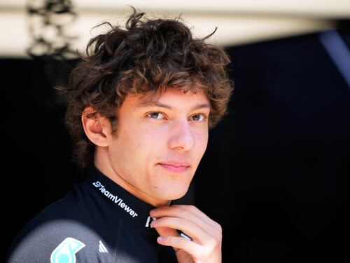 F1, pole storica per Antonelli, il più giovane di sempre. A Russell la sprint davanti alle Ferrari