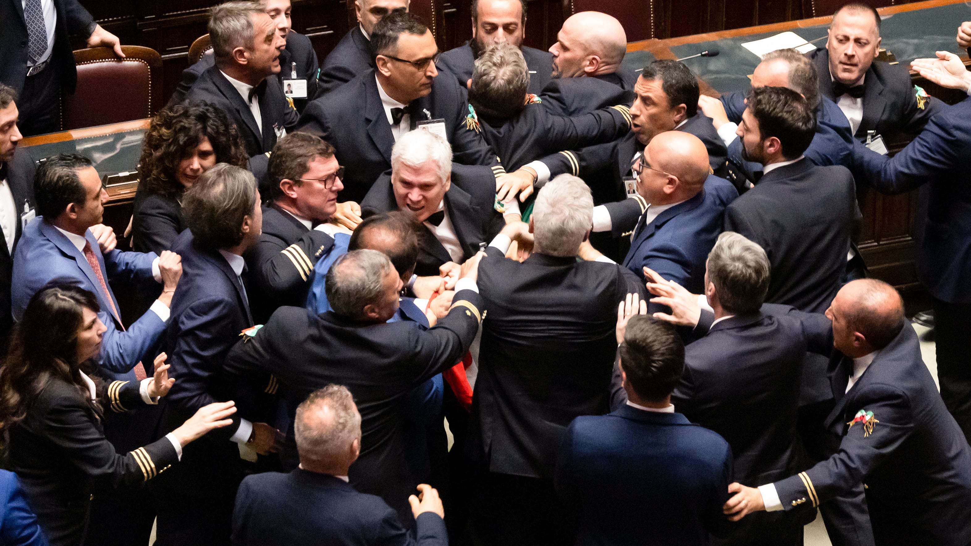 Rissa, 11 deputati sospesi. Caos opposizioni nelle aule