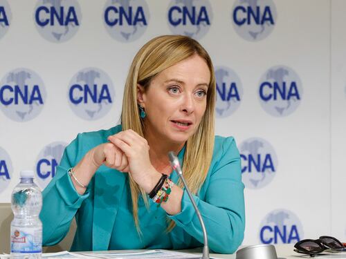 Repubblica arma l'ex ambasciatore Usa contro la Meloni. Ma è tutto una fake