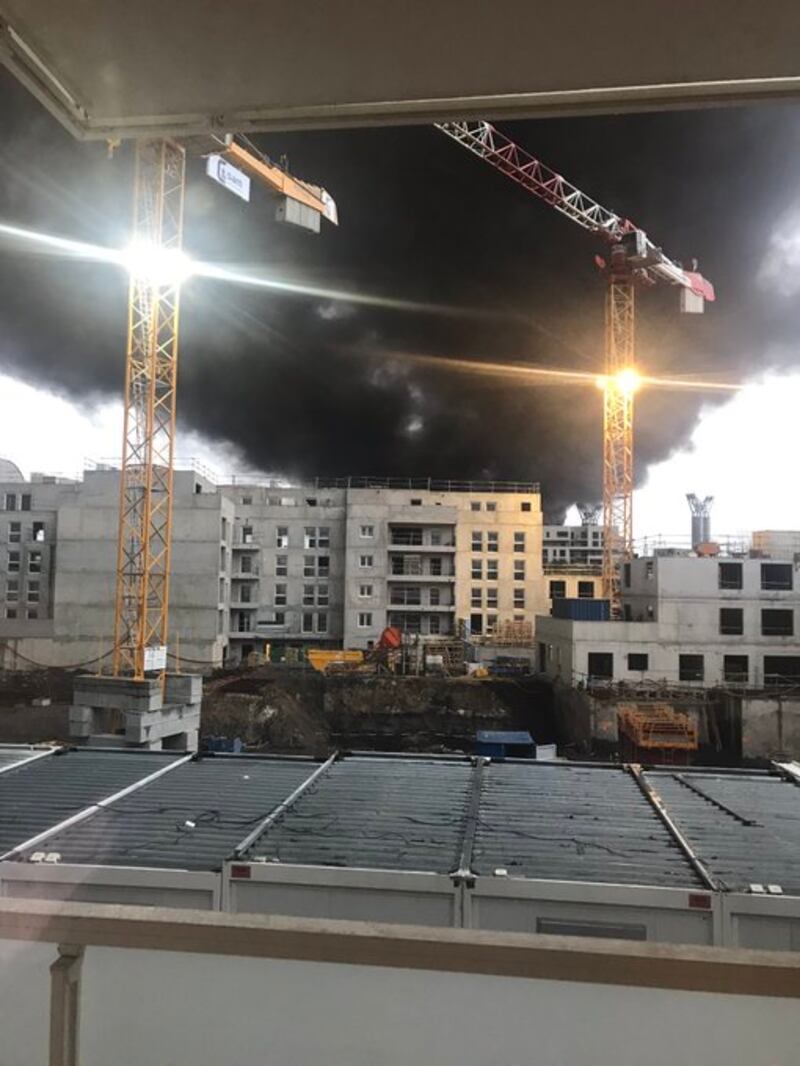 Rouen, incendio in un impianto chimico: nube nera sulla città 8