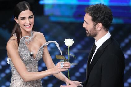 Sanremo 2017, gli outfit sexy della prima serata 20