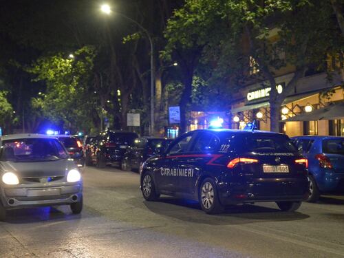Mamma uccide la figlia e si getta dal balcone: tragedia vicino a Roma