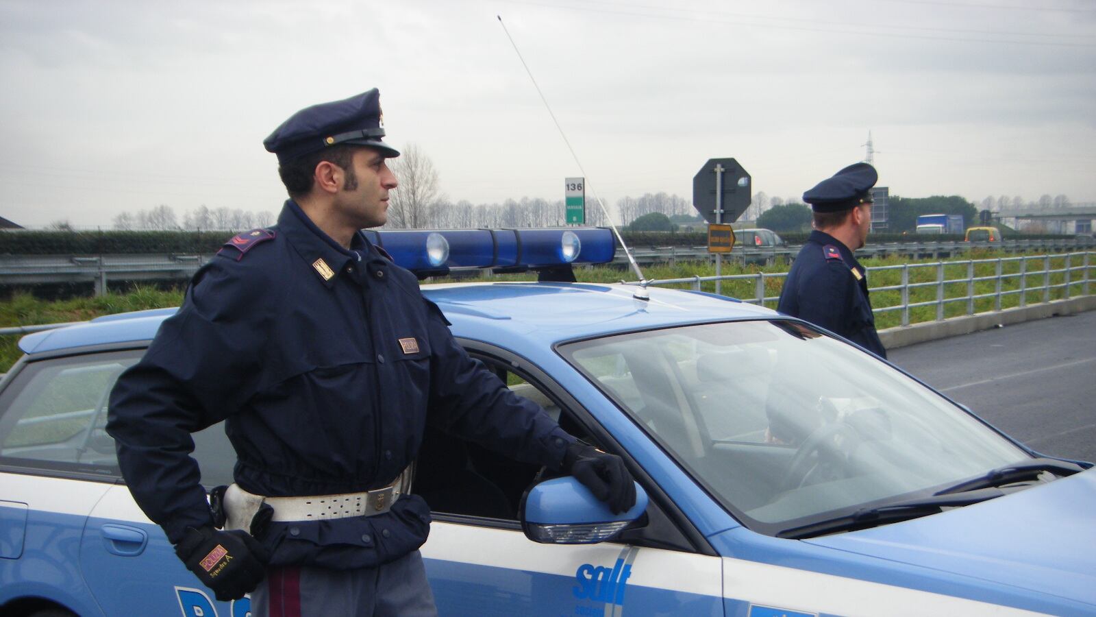 Parigi, la polizia italiana cerca una Seat nera