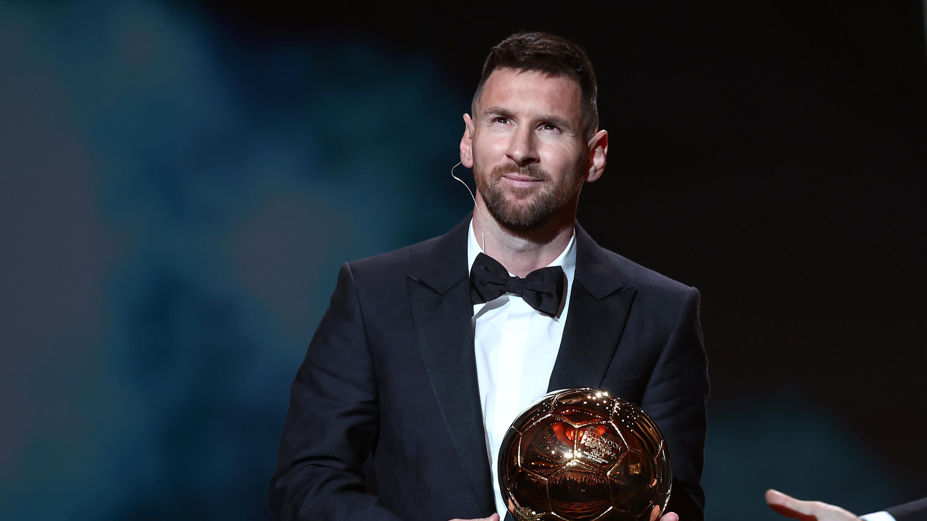 Il pallone d'oro a Leo e "radiazione da bacio" per il politically correct