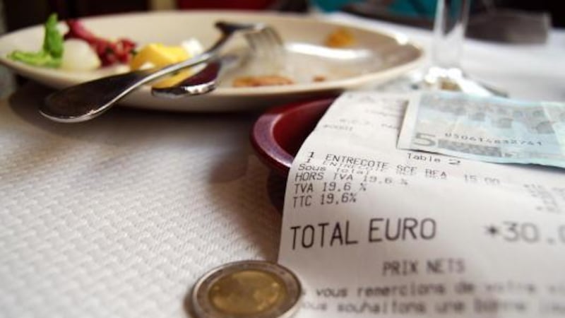 L’estate dello scontrino selvaggio: tra micro-tasse e “balzelli” creativi, quanto ci costa davvero una vacanza?