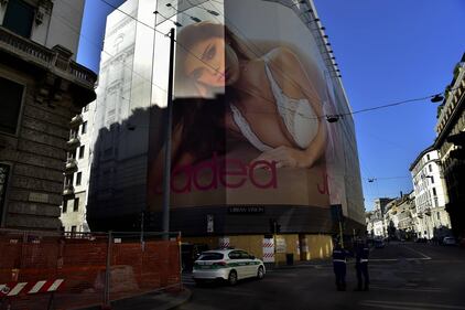 Belen Rodriguez: il poster della sexy showgirl incanta Piazza Venezia  6
