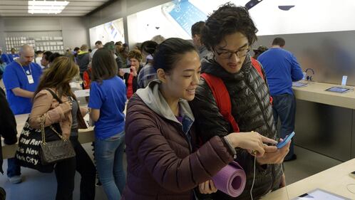 New York, a ruba il nuovo smartphone Apple 4