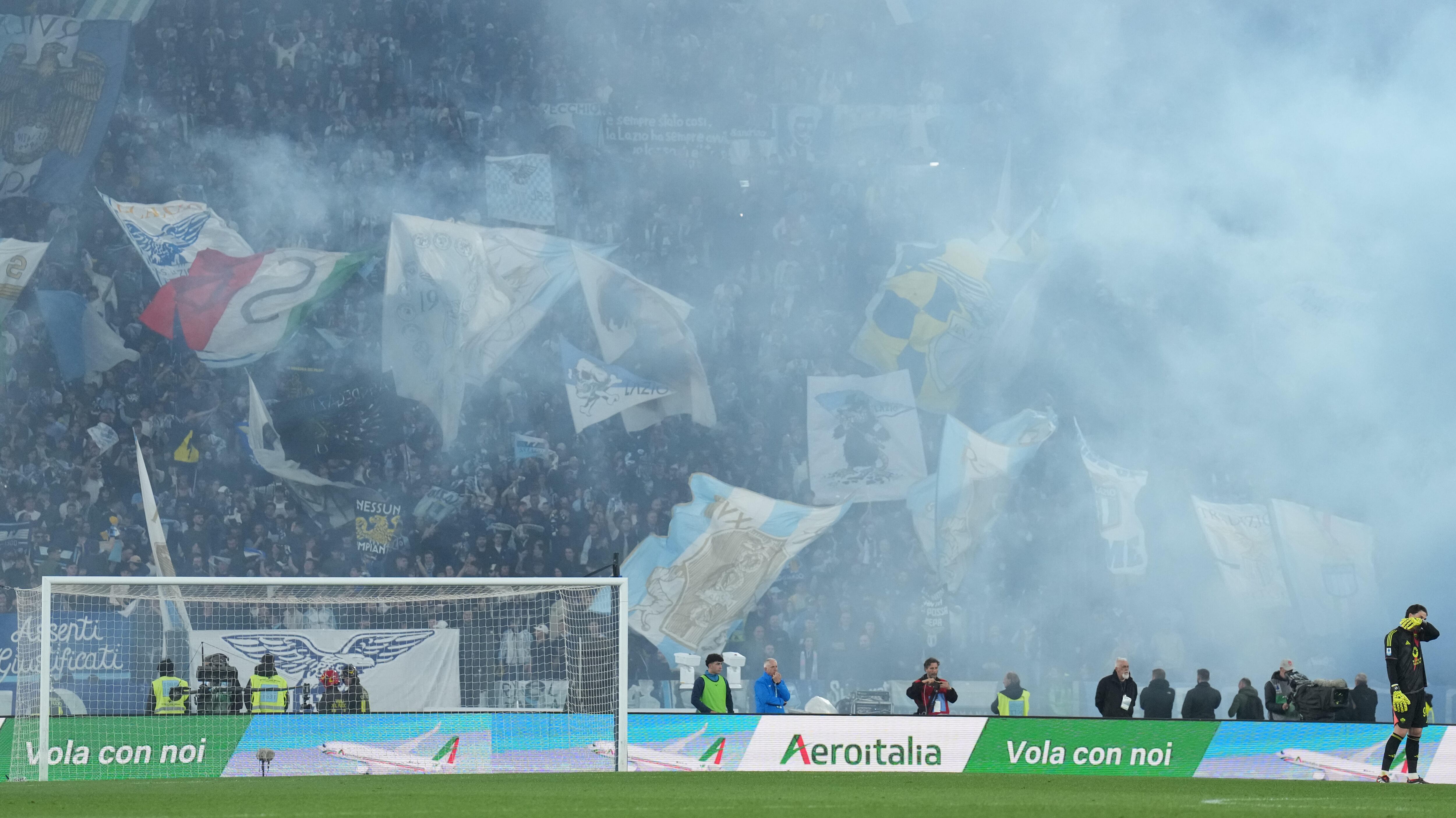 Bombe carta, 13 agenti feriti. E solo poi c'è Lazio-Roma...
