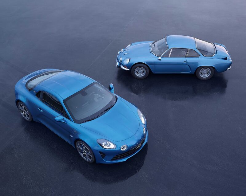 A sinistra la nuova Alpine A110 e a destra l'originale degli anni '60