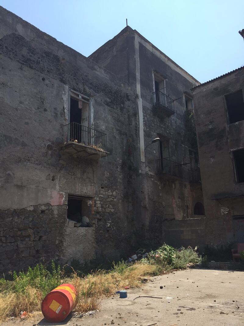 Nel centro di Torre Annunziata, "Pompei moderna" fatta di ruderi abitati 9