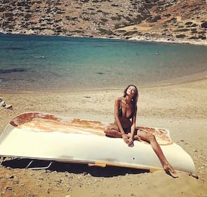 Madalina Ghenea hot in vacanza 10