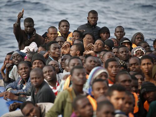 Sos per barcone alla deriva. Militari picchiati da migranti