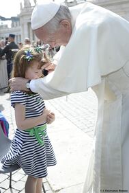 Lizzy abbraccia il Papa prima di diventare cieca 9