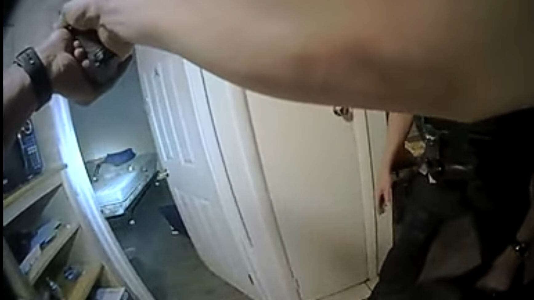 Poliziotto uccide afroamericano nel suo letto: il video choc in Usa