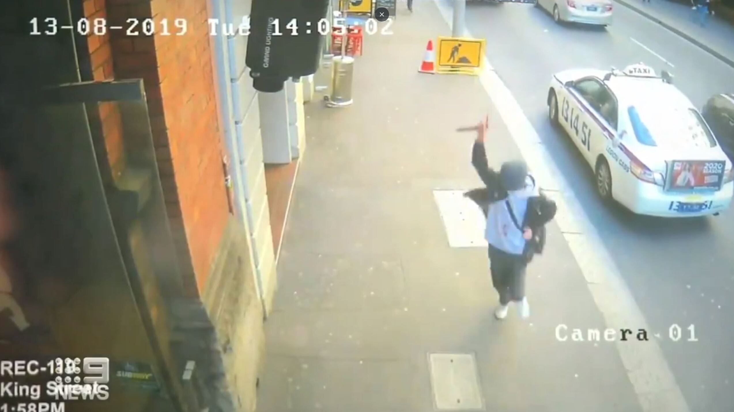 Sgozza una ragazza e poi gira un video per mostrare le sue mani insanguinate