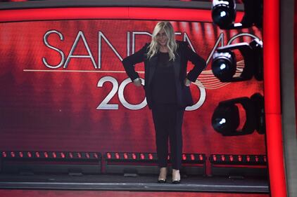 Mara Venier scende le scale dell'Ariston scalza 2