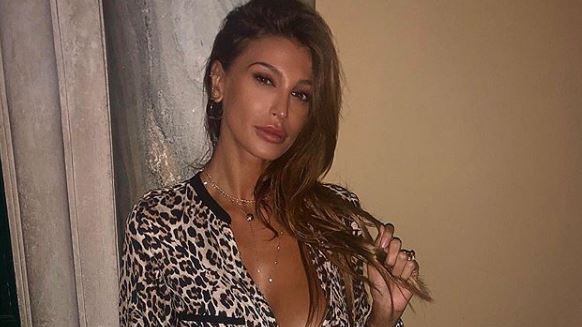 Roberto Cavalli offende Cristina Buccino. E lei lo asfalta