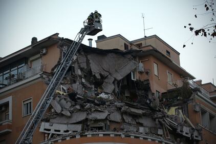Roma, crollano tre piani di un palazzo 6