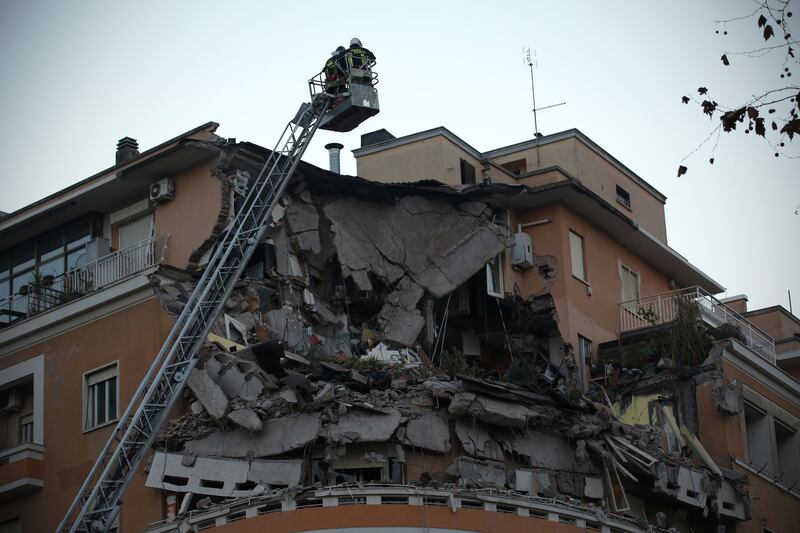 Roma, crollano tre piani di un palazzo 6
