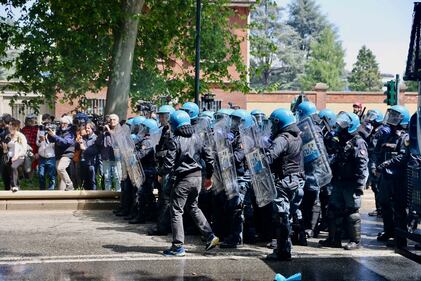 Torino, le foto delle violenze 12