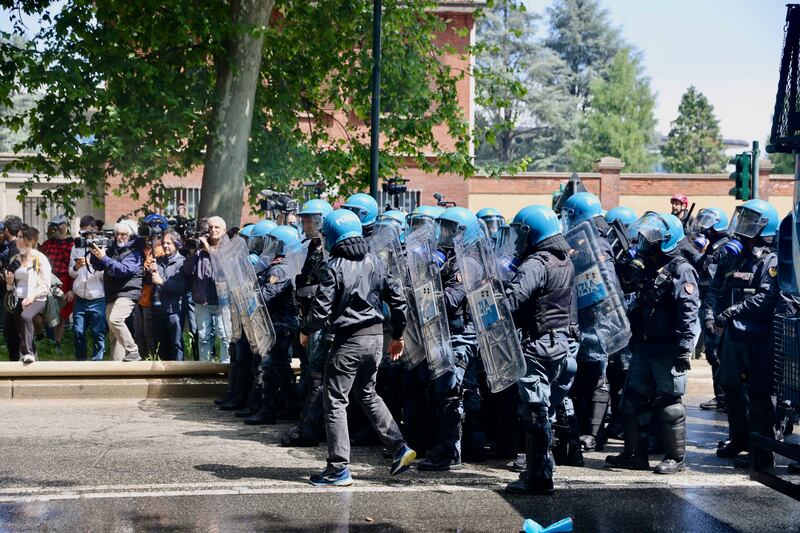 Torino, le foto delle violenze 12