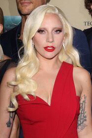 Lady Gaga, spacco mozzafiato e baci al fidanzato sul red carpet 23
