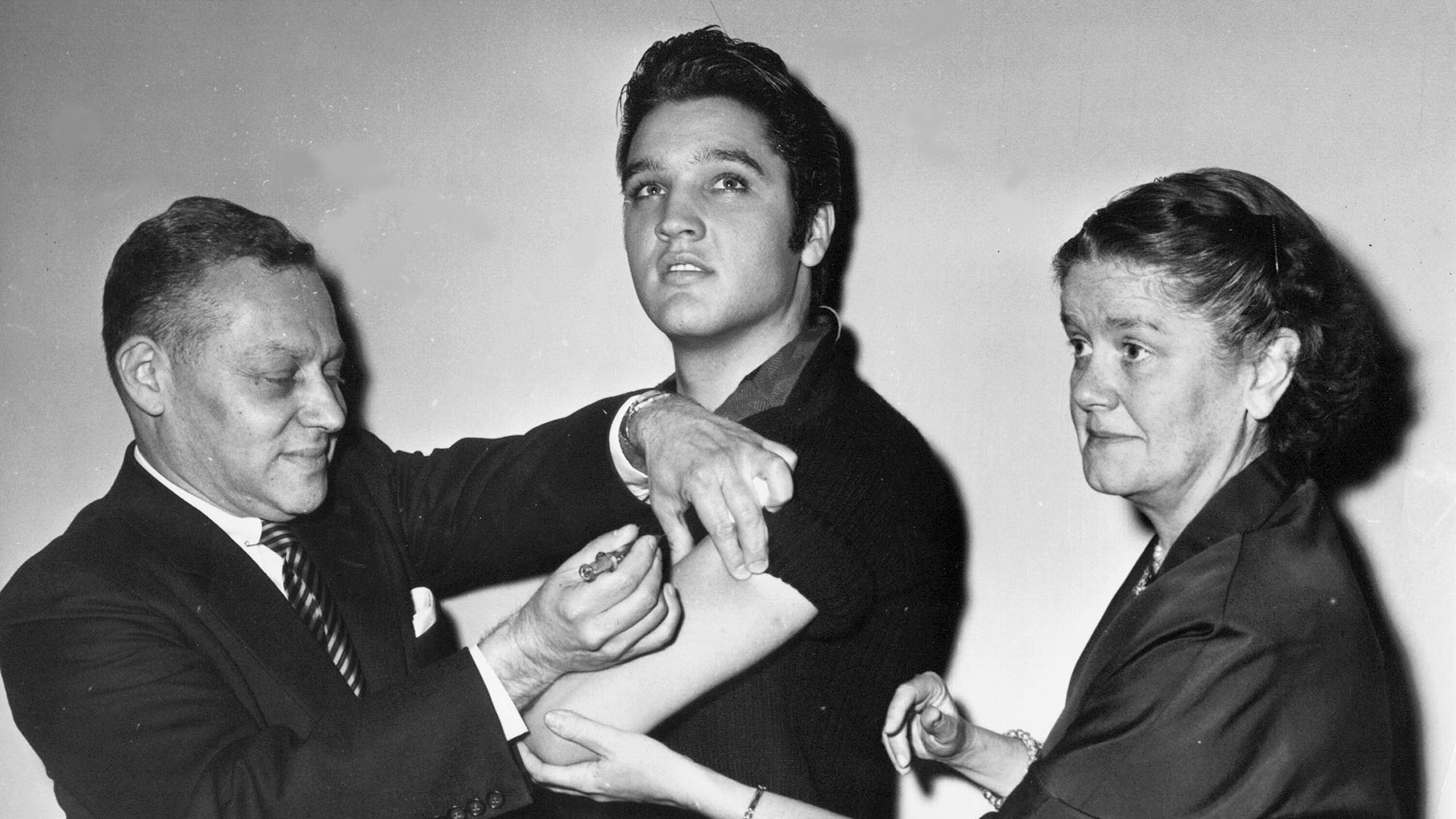 Il gemello perduto, la leggenda, la solitudine di un divo: le teorie fantasiose sulla morte di Elvis
