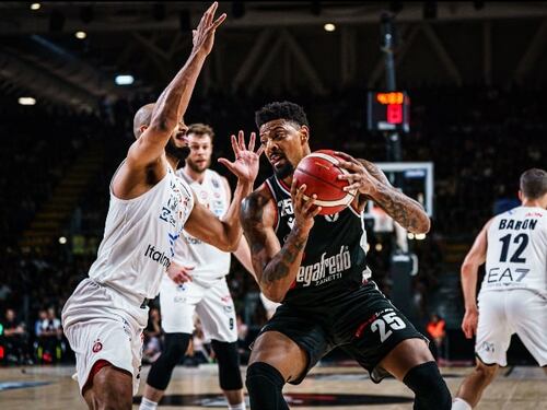 La Virtus Bologna batte l'Olimpia Milano (dopo due over time): ora la serie è sul 2-2