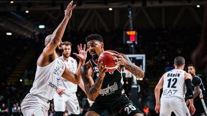La Virtus Bologna batte l'Olimpia Milano (dopo due over time): ora la serie è sul 2-2