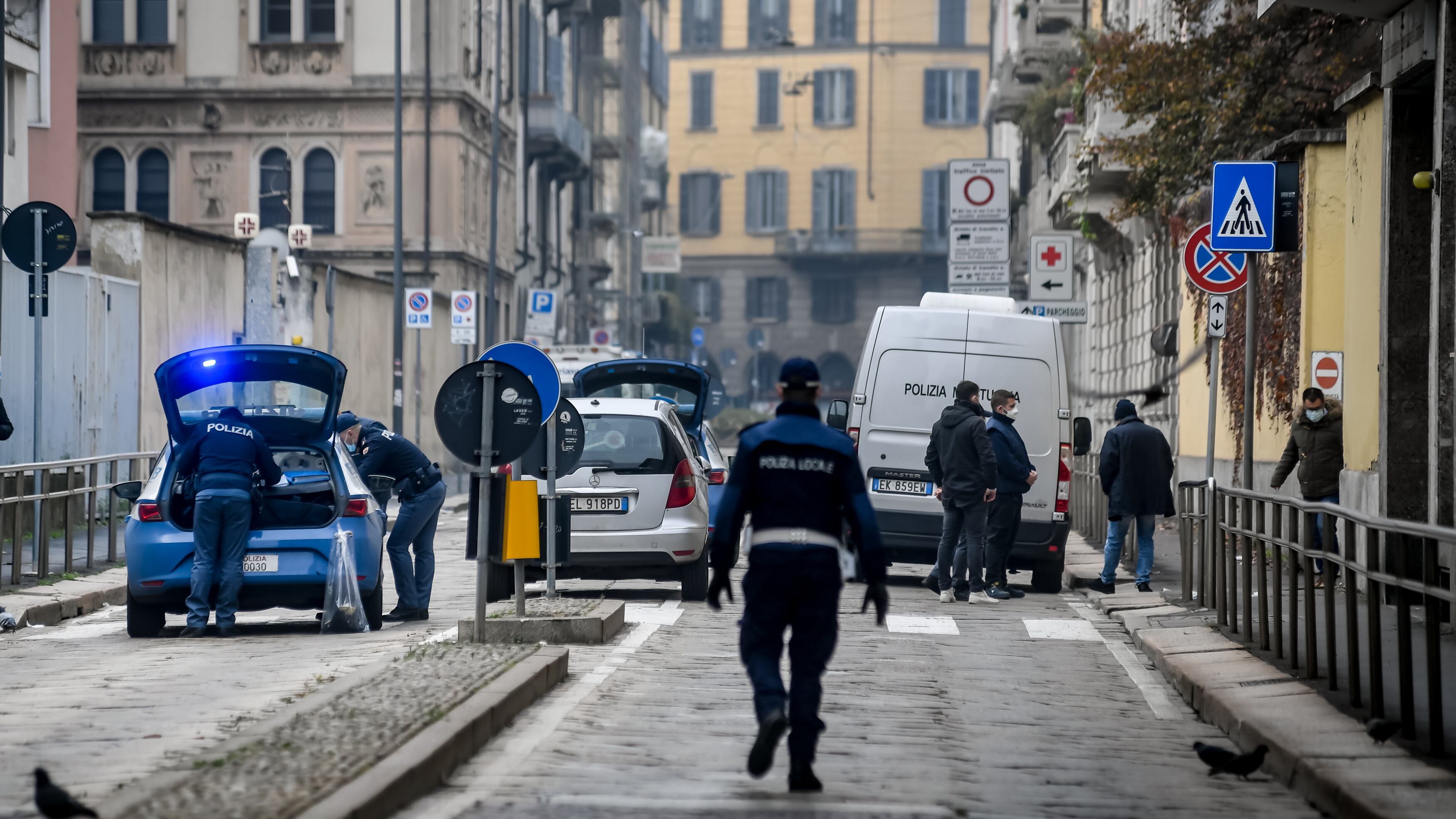 Buttata a terra per 10 euro: la rapina choc delle ragazzine all'anziana