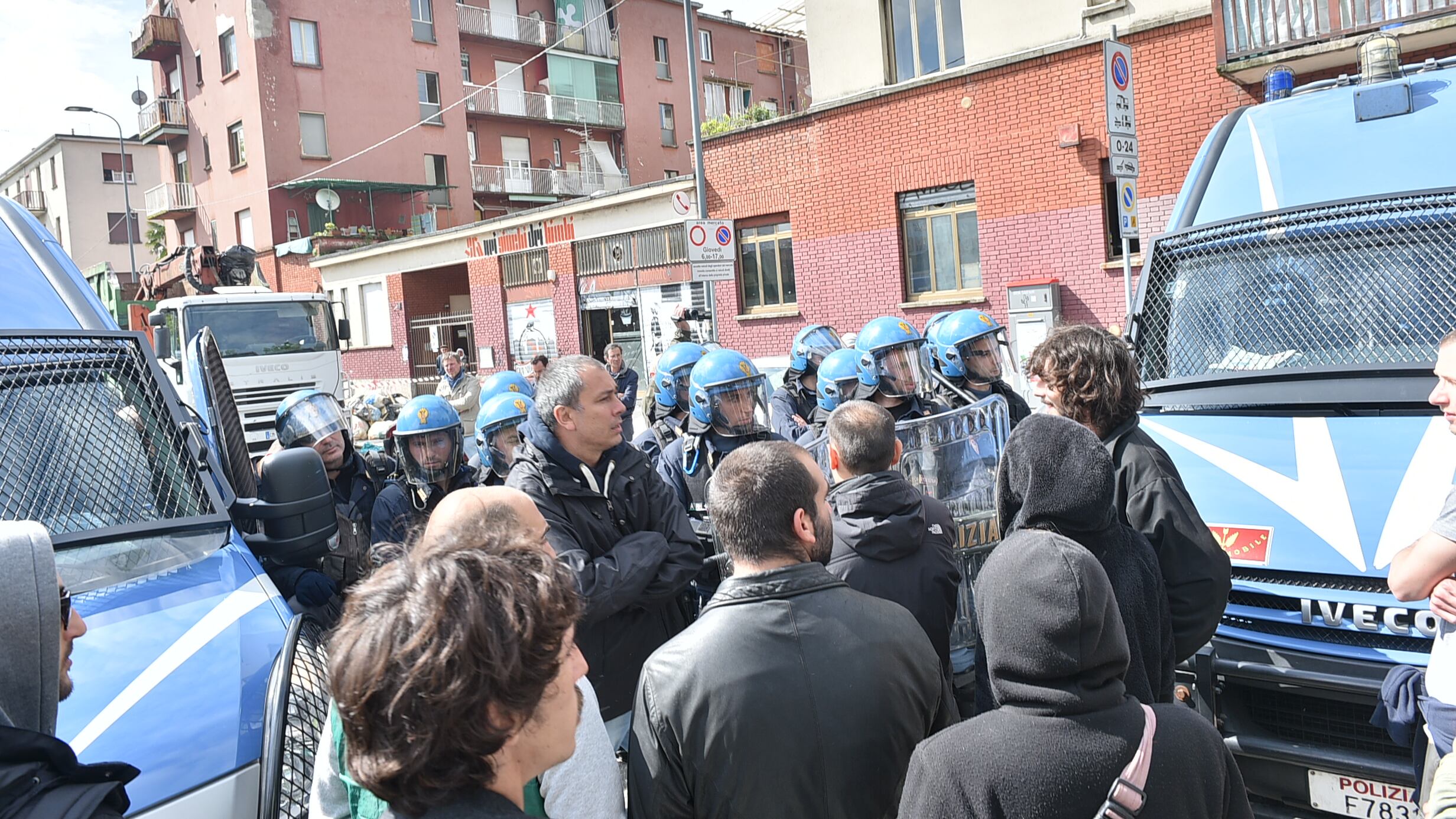 Milano, sale la tensione: sgombero appartamenti occupati dai NoExpo