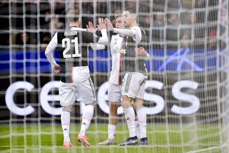 L'invasione pacifica in Bayer-Juventus: il tifoso corre ad abbracciare CR7 6