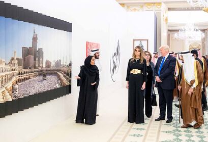 Malania Trump in Arabia Saudita senza velo: tutti i look della First Lady 3