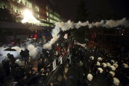 Turchia, scontri dopo il sequestro del quotidiano 14