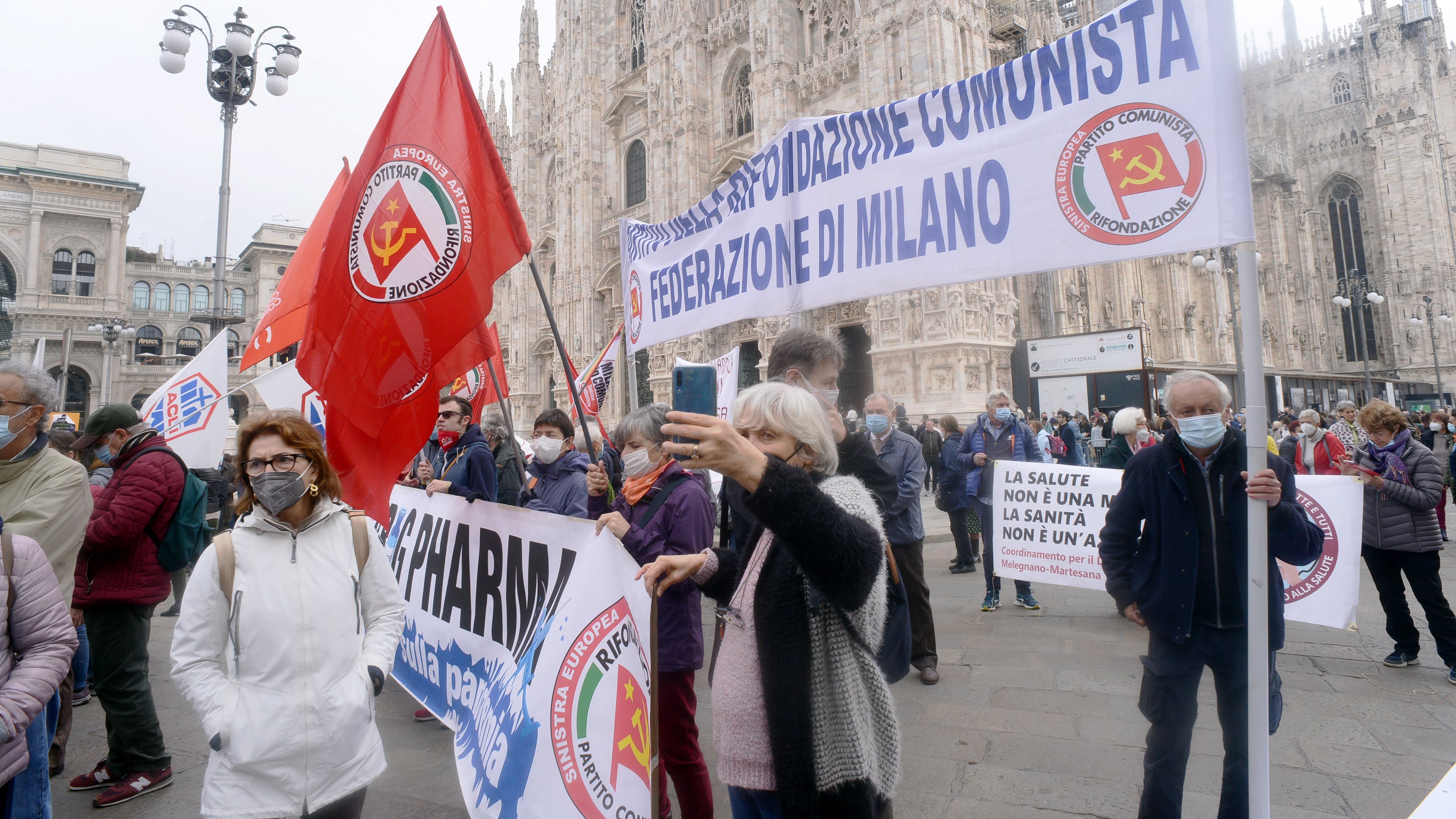 Il Pd finisce nella piazza delle "Brigate sanitarie"