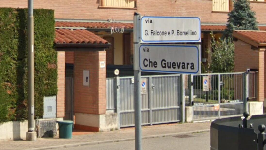 "Via Che Guevara non si tocca". Torna l'ipocrisia "stradale" della sinistra