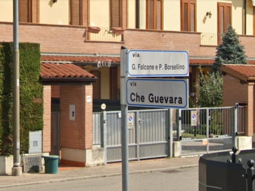 "Via Che Guevara non si tocca". Torna l'ipocrisia "stradale" della sinistra
