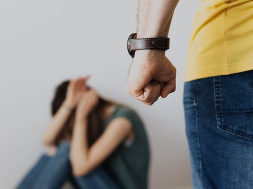 Scappa dal marito violento, il Comune le toglie la casa: la storia ai limiti dell'assurdo
